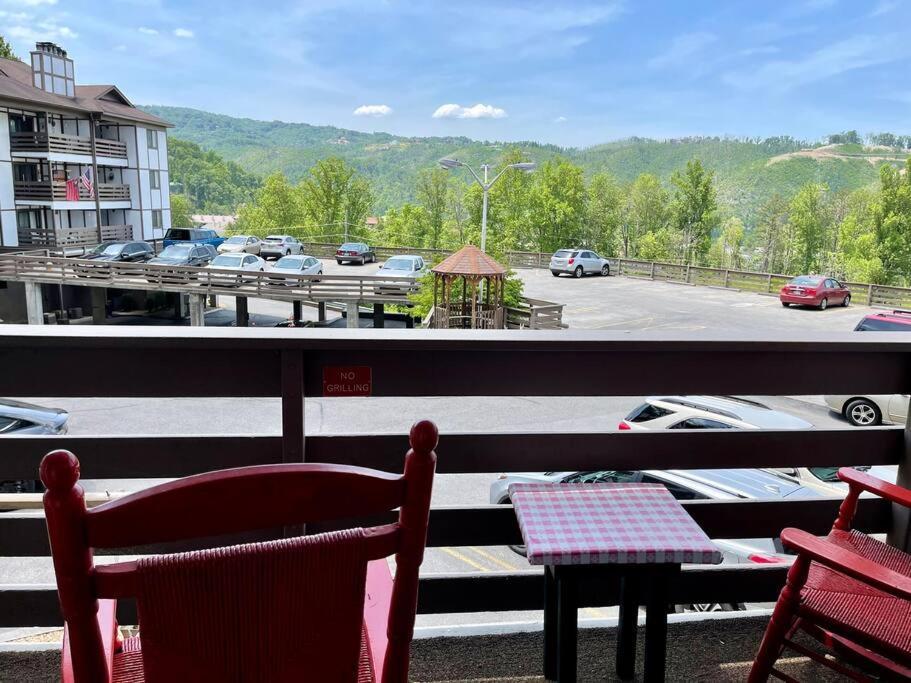 Relaxing Mountain Condo In Gatlinburg With City View ! Zewnętrze zdjęcie